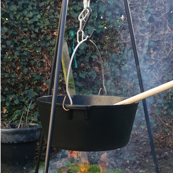 Dutchoven (gietijzeren pan) met driepoot