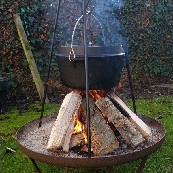 Dutchoven (gietijzeren pan) met driepoot