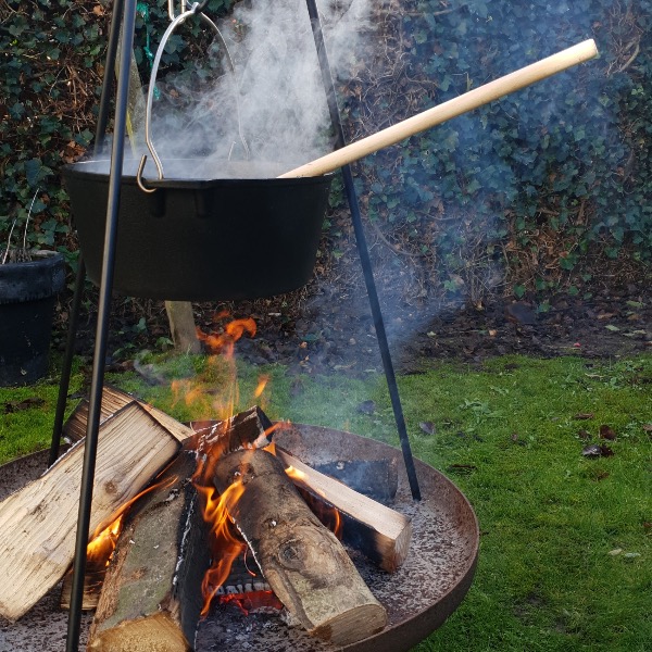Dutchoven (gietijzeren pan) met driepoot